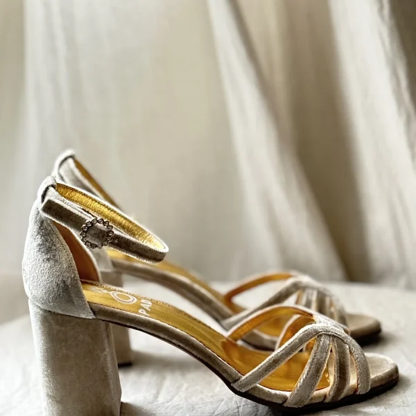 Sandalia terciopelo crema Mar